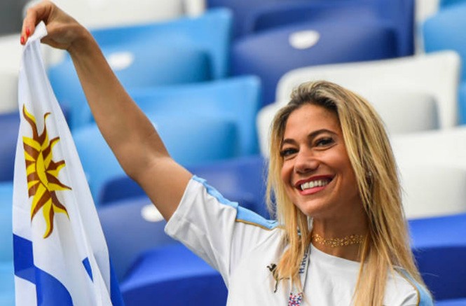 Mãn nhãn với màn đọ của dàn fan nữ tuyển Pháp và Uruguay - ảnh 11
