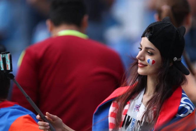 Mãn nhãn với màn đọ của dàn fan nữ tuyển Pháp và Uruguay - ảnh 1