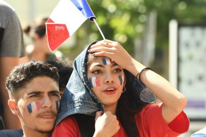 Mãn nhãn với màn đọ của dàn fan nữ tuyển Pháp và Uruguay - ảnh 2