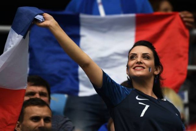 Mãn nhãn với màn đọ của dàn fan nữ tuyển Pháp và Uruguay - ảnh 5