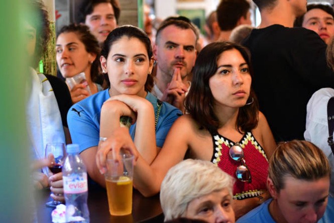 Mãn nhãn với màn đọ của dàn fan nữ tuyển Pháp và Uruguay - ảnh 8