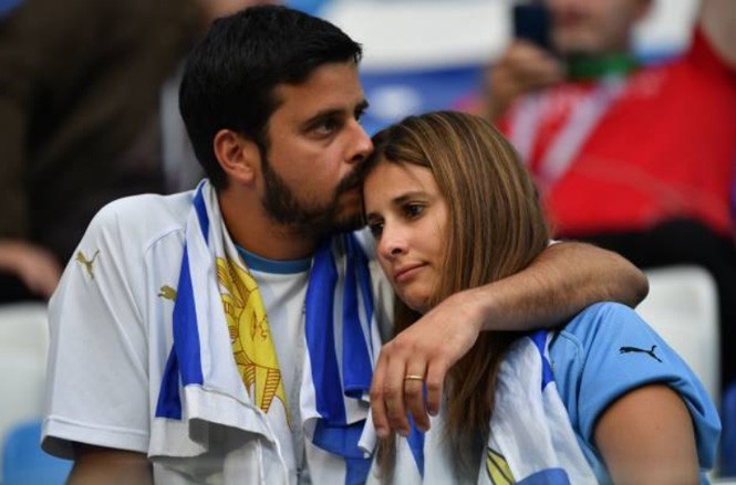 Mãn nhãn với màn đọ của dàn fan nữ tuyển Pháp và Uruguay - ảnh 9