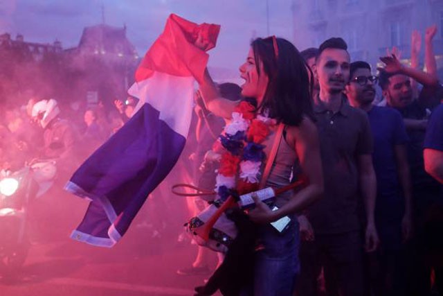 CĐV ‘đi bão’ ăn mừng chiến thắng lịch sử của ĐT Pháp - ảnh 5