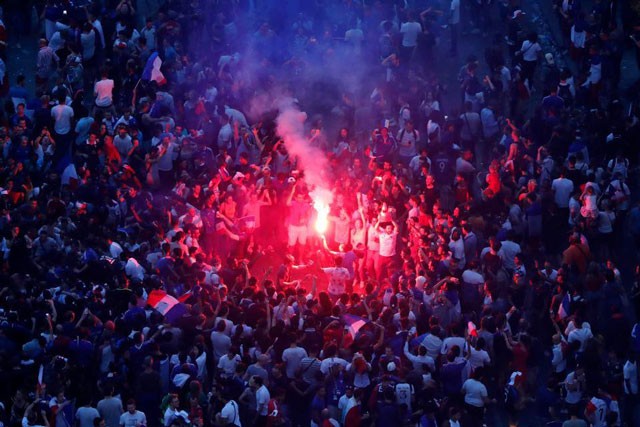 Chùm ảnh hàng ngàn người dân Paris đổ ra đường mừng chức vô địch - ảnh 3