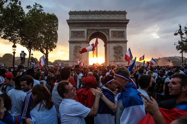 Chùm ảnh hàng ngàn người dân Paris đổ ra đường mừng chức vô địch - ảnh 13