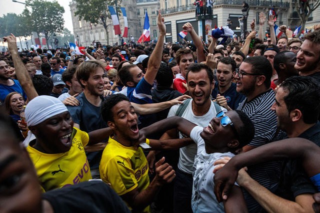 Chùm ảnh hàng ngàn người dân Paris đổ ra đường mừng chức vô địch - ảnh 14