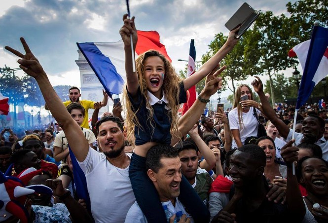 Chùm ảnh hàng ngàn người dân Paris đổ ra đường mừng chức vô địch - ảnh 17