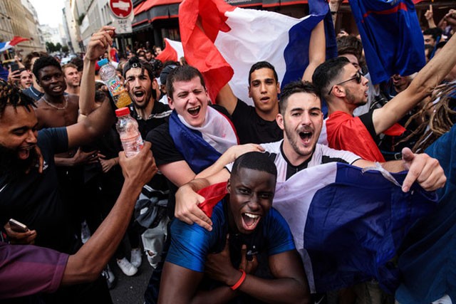 Chùm ảnh hàng ngàn người dân Paris đổ ra đường mừng chức vô địch - ảnh 19