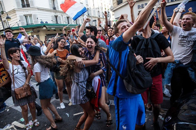 Chùm ảnh hàng ngàn người dân Paris đổ ra đường mừng chức vô địch - ảnh 4