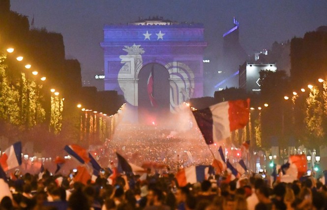 Chùm ảnh hàng ngàn người dân Paris đổ ra đường mừng chức vô địch - ảnh 2