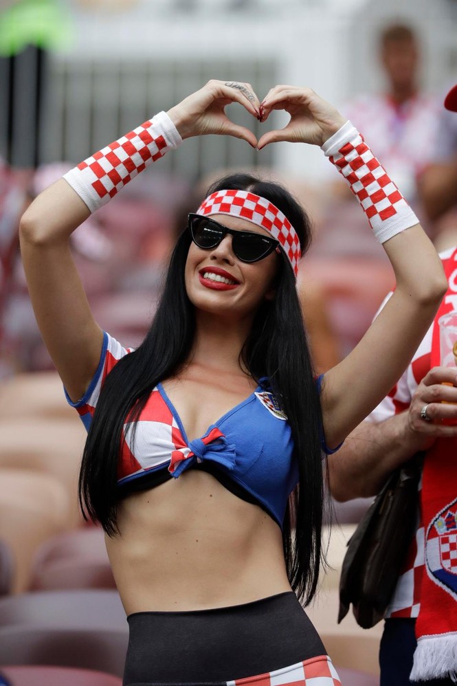 Dàn mỹ nữ tuyển Pháp và Croatia tỏa sắc lần cuối tại World Cup 2018 - ảnh 7