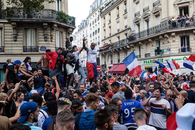 Chùm ảnh hàng ngàn người dân Paris đổ ra đường mừng chức vô địch - ảnh 7