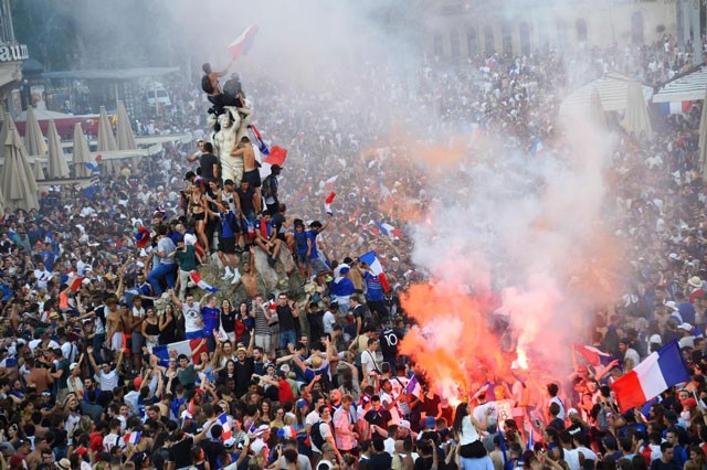 Chùm ảnh hàng ngàn người dân Paris đổ ra đường mừng chức vô địch - ảnh 8