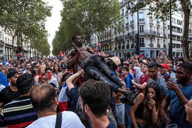 Chùm ảnh hàng ngàn người dân Paris đổ ra đường mừng chức vô địch - ảnh 9