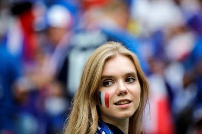 Dàn mỹ nữ tuyển Pháp và Croatia tỏa sắc lần cuối tại World Cup 2018 - ảnh 1