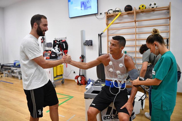 Ronaldo được đồng đội mới chào đón nồng nhiệt - ảnh 8