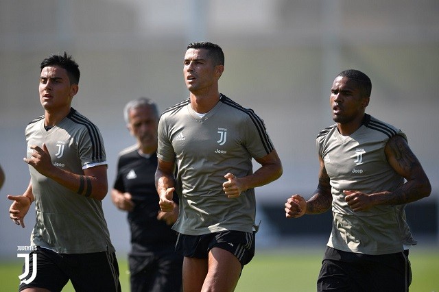 Clip: Ronaldo trình diễn kỹ thuật siêu đẳng trên sân tập của Juve - ảnh 1