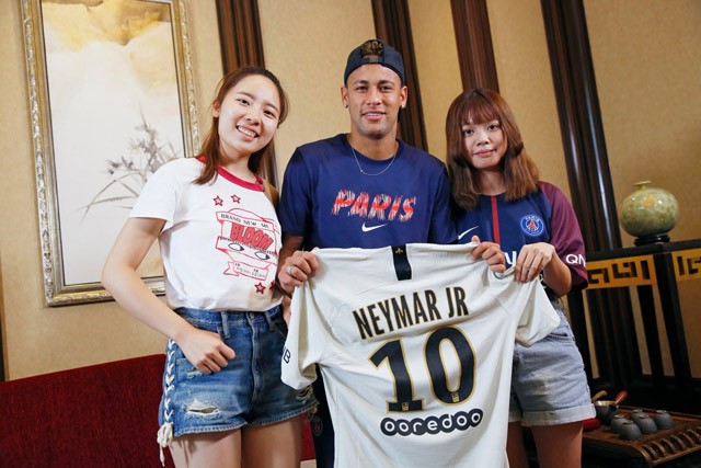 Đến Trung Quốc, Neymar được dàn mỹ nhân vây quanh - ảnh 1