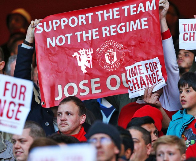 CĐV M.U ‘nổi điên’, thuê máy bay căng biểu ngữ đòi ‘tống cổ’ Mourinho - ảnh 2