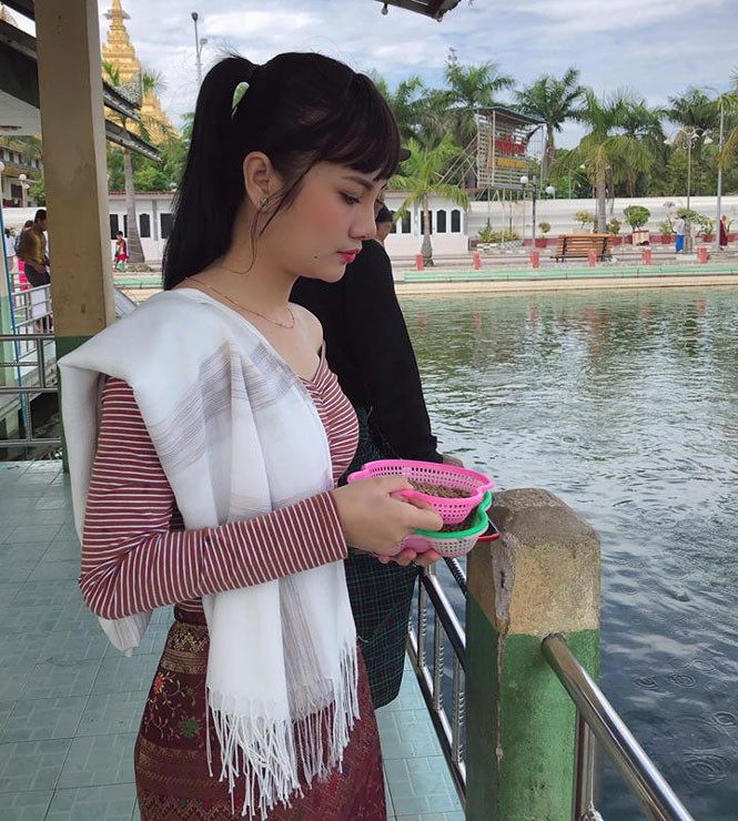 ‘Phát sốt’ trước dung nhan xinh đẹp của nữ CĐV ĐT Myanmar - ảnh 11