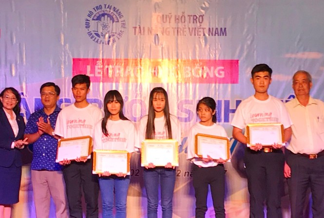 Hỗ trợ sinh viên nghèo đến trường - ảnh 1