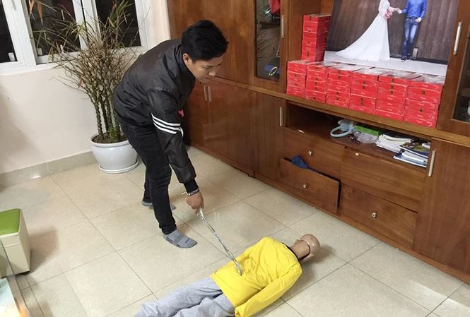 Ông bố bạo hành con trai ở Hà Nội - ảnh 1