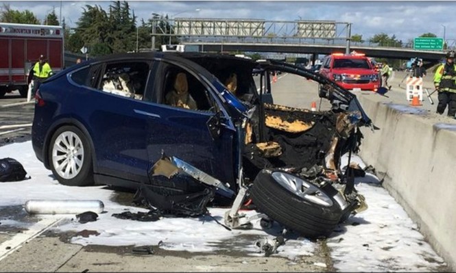 Chế độ lái tự động trên Tesla Model X - ảnh 1