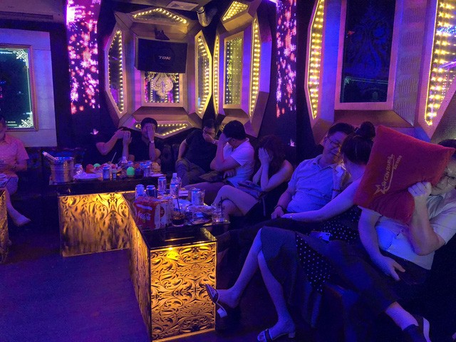 Bên trong nhà hàng bia ôm ở Sài Gòn - ảnh 5