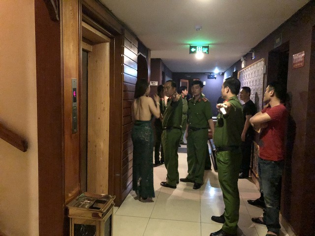 Bên trong nhà hàng bia ôm ở Sài Gòn - ảnh 8