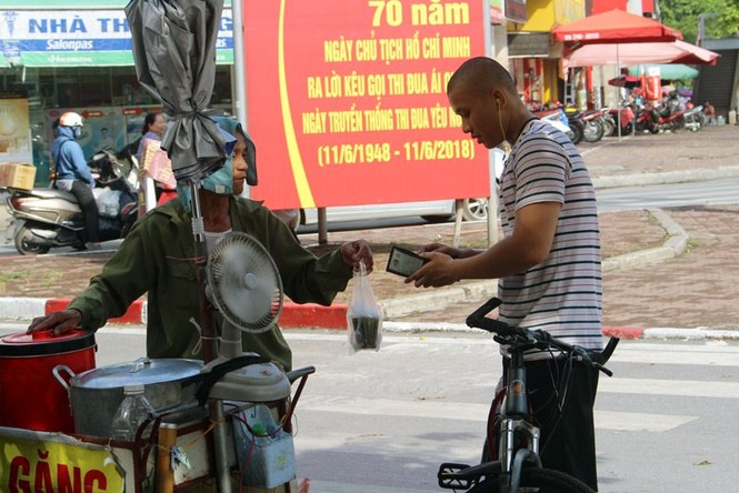 Gánh hàng rong vỉa hè thời online: Bán 300 cốc chè/ngày - ảnh 4