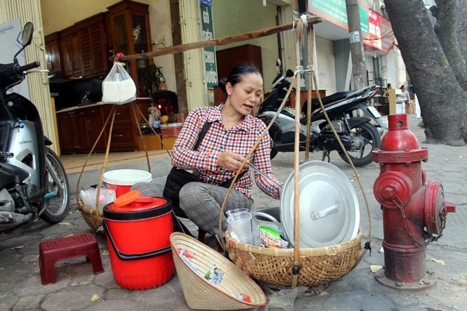 Gánh hàng rong vỉa hè thời online: Bán 300 cốc chè/ngày - ảnh 2