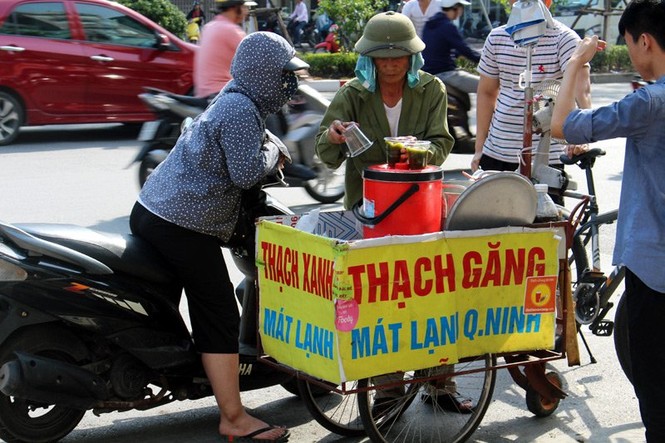 Gánh hàng rong vỉa hè thời online: Bán 300 cốc chè/ngày - ảnh 1