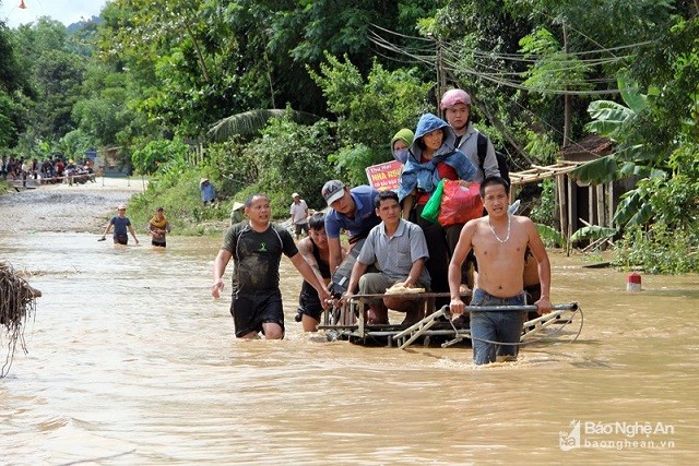 12 người chết và mất tích, còn nhiều thôn bản bị cô lập do bão số 4 - ảnh 1