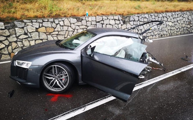 Audi R8 đứt đôi sau cú va chạm với xe Volkswagen - ảnh 1