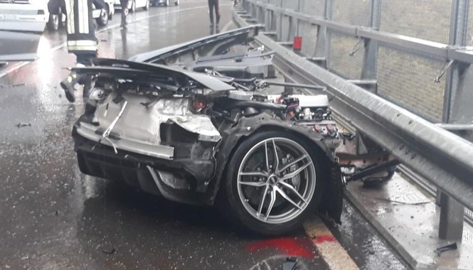 Audi R8 đứt đôi sau cú va chạm với xe Volkswagen - ảnh 4