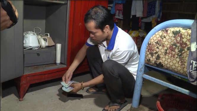 Đưa con đi học, phụ huynh mở cốp xe 'chôm' tài sản của cô giáo - ảnh 1