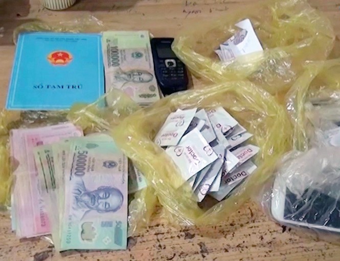 Bắt quả tang 4 đôi nam nữ đang mua bán dâm trong nhà trọ - ảnh 1