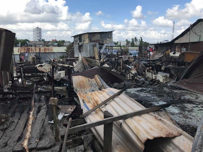 Supported 17 million VND for 7 burned houses in the floating Cai Rang market - photo 1