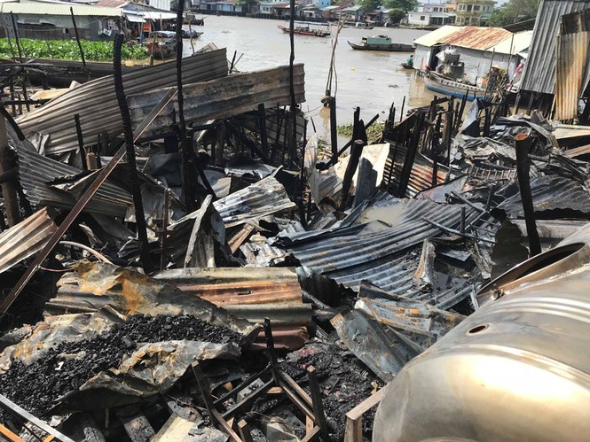 Supported 17 million VND for 7 burned houses in the floating Cai Rang market - picture 2