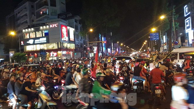 Cờ đỏ sao vàng rợp trời đêm Hà Nội - TP Hồ Chí Minh - ảnh 1