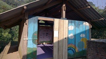 Co ro những đứa trẻ vùng cao trong lớp học thông thống giữa trời - ảnh 2