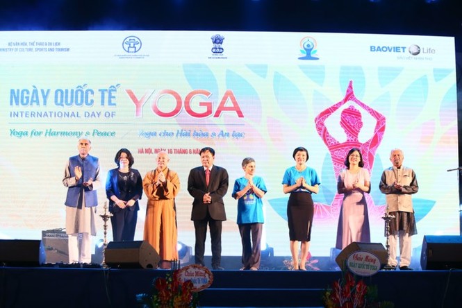 Độc đáo màn đồng diễn Yoga gần 1.200 người tại Hà Nội - ảnh 1