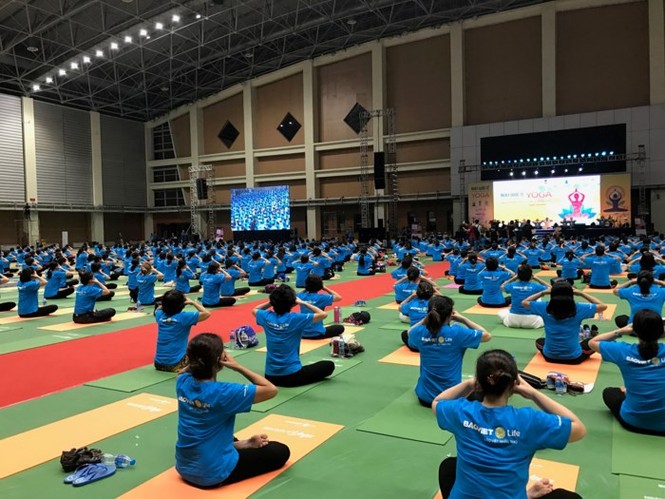 Độc đáo màn đồng diễn Yoga gần 1.200 người tại Hà Nội - ảnh 2