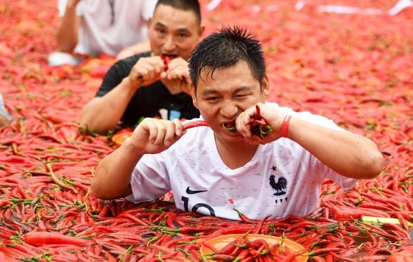 Xơi hết 50 trái ớt cay xè trong vòng 68 giây - ảnh 1