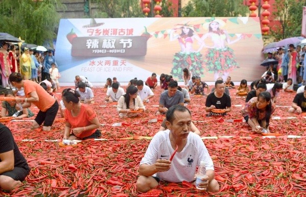 Xơi hết 50 trái ớt cay xè trong vòng 68 giây - ảnh 2