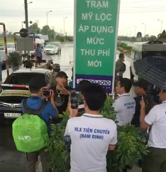 Lái xe tập trung phản đối trạm BOT có giang hồ khoe ‘của quý’ - ảnh 1