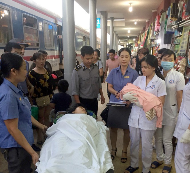 sinh con trên tàu - ảnh 1