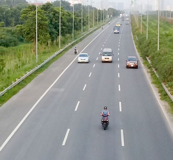 Xử lý nghiêm xe máy vào làn cao tốc trên đại lộ Thăng Long - ảnh 1
