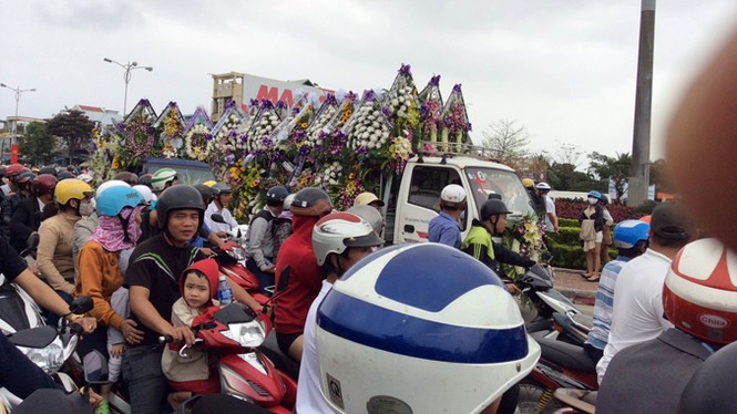 Hàng nghìn người đưa tiễn ông Nguyễn Bá Thanh - ảnh 16