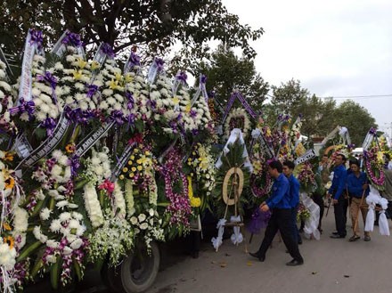 Hàng nghìn người đưa tiễn ông Nguyễn Bá Thanh - ảnh 2